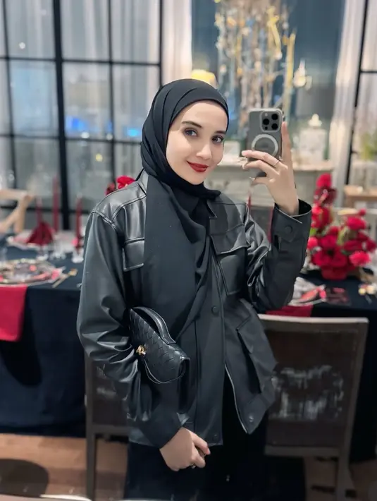 Zaskia Sungkar hadir mengenakan outfit serba hitam. Mengenakan kerudung, dipadukan jaket kulit. Senada dengan bawahan dan tasnya. [@zaskiasungkar15]