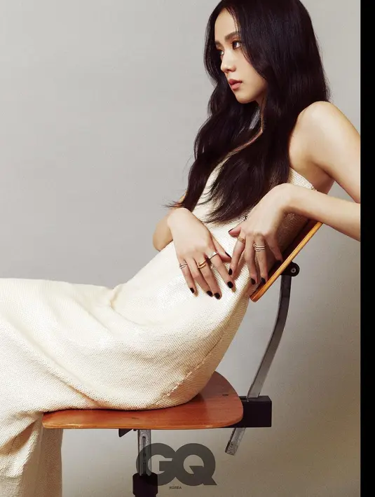 Pemotretan kali ini menunjukkan sisi lain Jisoo BLACKPINK yang anggun dan elegan [instagram/sooyaaa__]