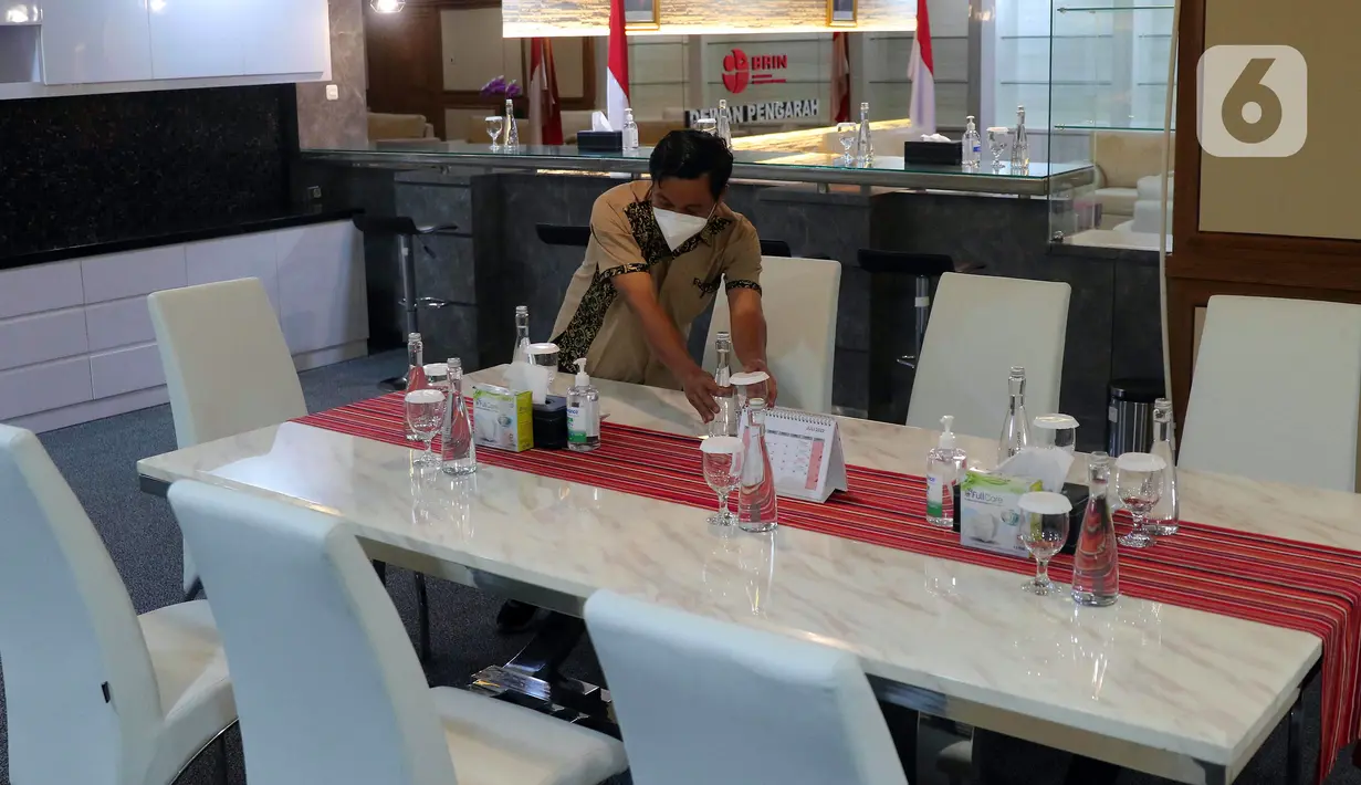 Pekerja membersihkan ruang kerja Dewan Pengarah Badan Riset dan Inovasi Nasional (BRIN) yang berada pada lantai dua Gedung BRIN di Jakarta, Selasa (19/7/2022). Penataan ulang atau revitalisasi fungsi ruangan dinilai tetap perlu dilakukan, namun harus diputuskan berdasarkan beberapa pertimbangan. (Liputan6.com/Angga Yuniar)