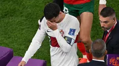 Timnas Maroko terus melanjutkan kejutannya di Piala Dunia 2022. Dalam babak perempatfinal, Sabtu (10/12/2022) malam WIB, Tim Singa Atlas mampu menyingkirkan Portugal lewat kemenangan tipis 1-0 untuk terus melaju dan menjadi negara Afrika pertama sepanjang sejarah yang mampu menembus babak semifinal Piala Dunia. Sementara itu, kekalahan Portugal membuat duka mendalam bagi Cristiano Ronaldo yang nyatanya kembali tak dipercaya menjadi starter dalam laga tersebut. (AFP/Nelson Almeida)
