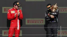 Pembalap Mercedes, Lewis Hamilton (kanan) berhasil meraih podium juara F1 GP Inggris, Minggu (18/7/2021) malam WIB. Sedangkan pembalap Ferrari Charles Leclerc menempati posisi kedua dalam balapan tersebut. (Foto: AFP/Adrian Dennis)