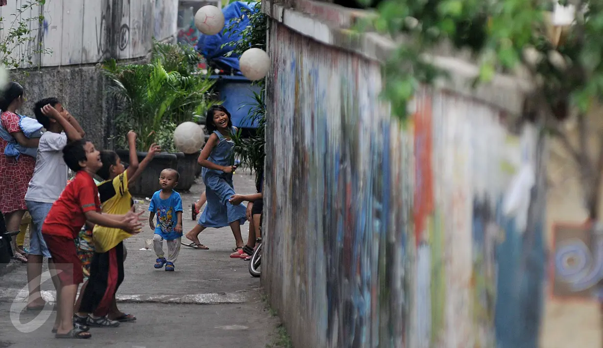 Keceriaan para bocah saat bermain bola di gang kecil kawasan Benhil, Jakarta, Rabu (10/6/2015). Anak-anak ini memanfaatkan gang kecil untuk bermain bola dikarenakan kurangnya sarana bermain khususnya lapangan bola di Jakarta. (Liputan6.com/Johan Tallo)