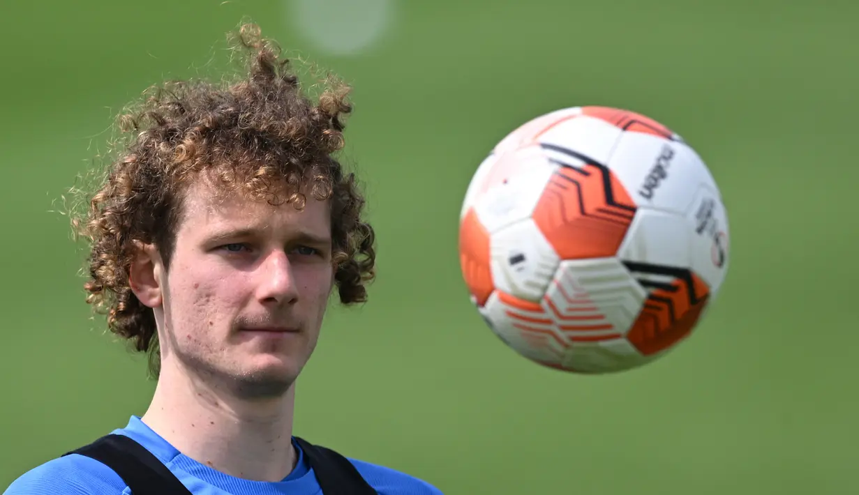 <p>Gelandang West Ham United, Alex Kral mengontrol bola saat mengambil bagian dalam sesi latihan di tempat latihan West Ham United di London timur (4/5/2022). Pada leg pertama, West Ham kalah atas Eintracht Frankfurt 1-2 di Stadion Olympic London. (AFP/Justin Tallis)</p>
