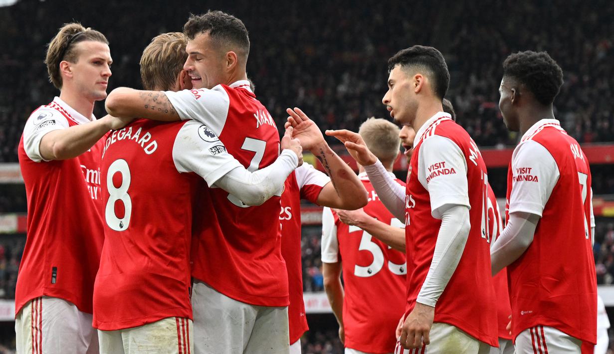 Pemain Arsenal merayakan gol yang dicetak oleh Granit Xhaka (ketiga kiri) pada laga lanjutan Liga Inggris 2022/2023 antara Arsenal melawan Leeds United di Emirates Stadium, London, 1 April 2023. The Gunners menjadi salah satu klub dengan kemenangan kandang terbanyak di Liga Inggris musim ini, yaitu 12 kemenangan dari 12 laga. (AFP/Glyn Kirk)