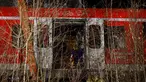 Lokasi kecelakaan dua kereta komuter S-bahn di Schaeftlarn di distrik Munich, Jerman bagian selatan pada 14 Februari 2022. Satu orang tewas dan lebih dari sepuluh lainya terluka ketika dua kereta komuter bertabrakan. (MICHAELA REHLE / AFP)