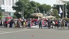 Ribuan buruh dari berbagai elemen terus mendesak untuk mendekat ke Istana Negara.