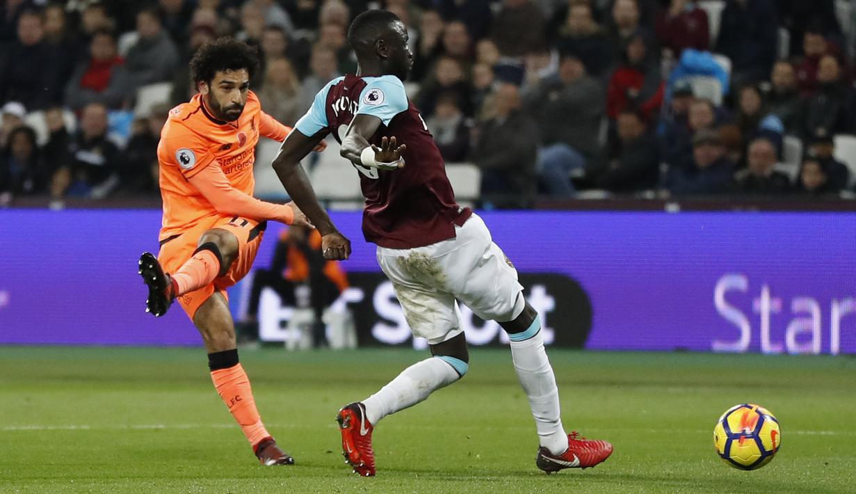 Aksi pemain Liverpool, Mohamed Salah melepaskan tembakan melewati adangan pemain West Ham, Cheikhou Kouyate pada lanjutan Premier League di London Stadium, London, (4/11/2017). Liverpool menang 4-1. (AP/Kirsty Wigglesworth)