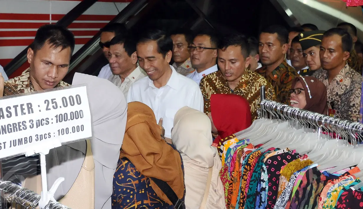 Presiden RI Joko Widodo (tengah baju putih) bersama Presiden Republik Filipina ‎Rodrigo Roa Duterte berjalan di lorong Pasar Blok B Tanah Abang Jakarta, Jumat (9/9). Jokowi mengajak Duterte blusukan di Pasar Tanah Abang. (Liputan6.com/Helmi Fithriansyah)