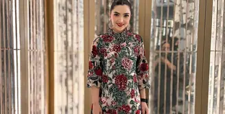 Ashanty kembali mencuri perhatian publik lewat penampilannya yang elegan saat menghadiri sebuah acara kondangan. [@ashanty_ash].
