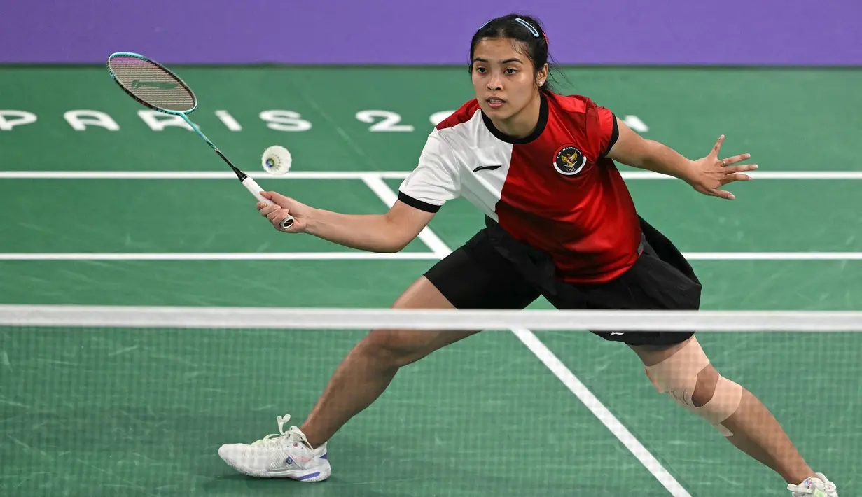 <p>Pemain tunggal putri Indonesia, Gregoria Mariska Tunjung berusaha mengantisipasi pengembalian bola wakil Ukraina, Polina Buhrova pada laga Grup G bulu tangkis Olimpiade Paris 2024 di Porte de la Chapelle Arena, Prancis, Minggu (28/7/2024). Gregoria Mariska Tunjung menang straight game 21-10, 21-15. (AFP/Arun Sankar)</p>