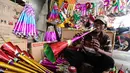 Pengrajin menyelesaikan pembuatan terompet buatannya di kawasan Glodok, Jakarta, Selasa (26/12). Menjelang tahun baru, terompet konvensional tersebut dijual dengan harga Rp5.000 hingga Rp15.000 tergantung jenis dan ukurannya. (Liputan6.com/Faizal Fanani)
