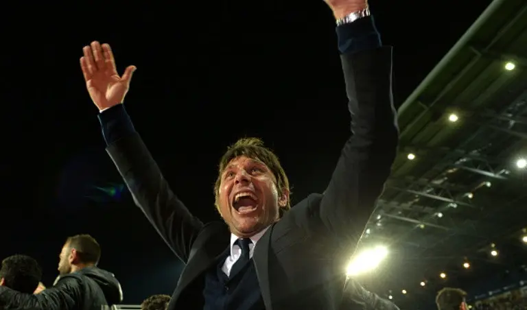 Manajer Chelsea Antonio Conte merayakan gelar juara Premier League 2016-2017 bersama timnya. (AFP/Anthony Devlin)