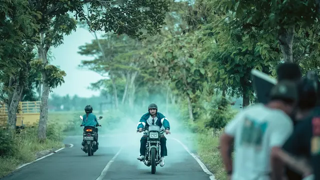 Salah satu adegan film Cinta Tak Pernah Tepat Waktu. (Foto: Dok. Dapur Film/ Seven Skies Motion/ IMDb)