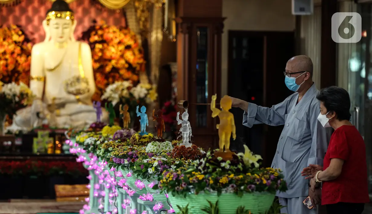 Suasana persiapan menyambut perayaan Waisak di Wihara Ekayana Arama, Jakarta Barat, Selasa (25/5/2021). Wihara ini melakukan persiapan untuk menyambut rangkaian Hari Raya Waisak 2565 BE pada 26 Mei 2021 yang akan berlangsung secara virtual esok hari. (Liputan6.com/Johan Tallo)