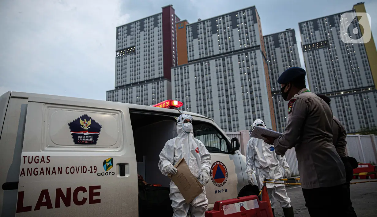 Petugas jaga mengecek data pasien COVID-19 yang dibawa petugas medis di Rumah Sakit Darurat Wisma Atlet, Kemayoran, Jakarta, Kamis (10/9/2020). Pemerintah menyiapkan 2.700 tempat tidur di RSD Wisma Atlet untuk merawat pasien COVID-19 dengan kondisi sedang dan ringan. (Liputan6.com/Faizal Fanani)