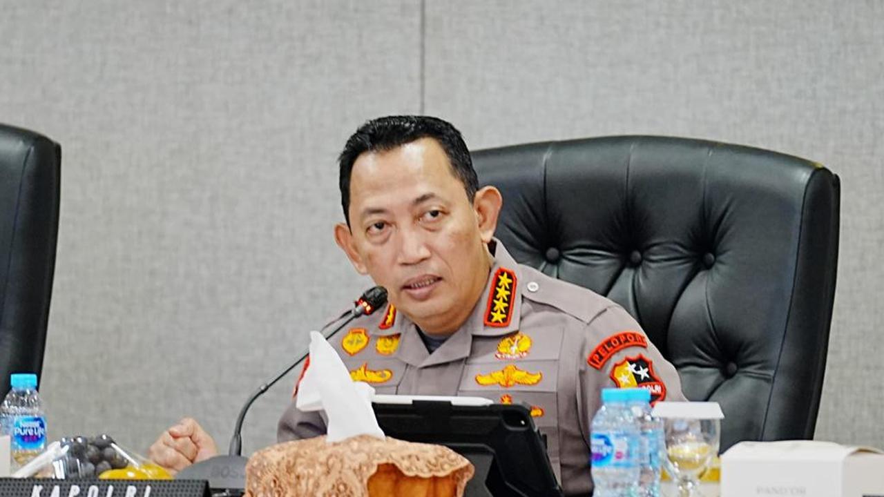 Semarak Hari Kemerdekaan ke-78, Polri Bentangkan Merah Putih Raksasa di Jembatan Pulau Balang