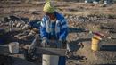 Seorang wanita lansia, Clara Maitse menyaring kotoran dan tanah saat mencari berlian di Kimberley, Northern Cape, Afrika Selatan (5/6). (AFP/Mujahid Safodien)