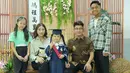 Ruben Onsu dan Sarwendah penuh kebanggaan menyaksikan anak bungsu mereka mencapai pencapaian pertama dalam pendidikan formalnya. Momen kelulusan Thania yang berbeda ini menjadi pembuktian bahwa perceraian orangtua bukan halangan untuk tetap kompak mendampingi anak. (Liputan6.com/IG/@ruben_onsu)