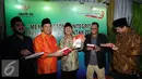 Ketua DKPP, Jimly Asshiddiqie (tengah) bersama pimpinan lembaga lainnya menunjukkan buku yang diluncurkan di Jakarta, Senin (13/6/2016). DKPP meluncurkan buku yang merekam jejak Pemilukada Serentak pada 2015 lalu. (Liputan6.com/Helmi Fithriansyah)