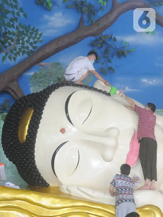 Umat membersihkan patung Buddha tidur raksasa di Vihara Buddha Dharma dan 8 Posat, Bogor, Jawa Barat, Minggu (7/2/2021). Patung buddha tidur raksasa sepanjang 18 meter dan tinggi 5 meter tersebut dibersihkan setiap tahun menjelang Tahun Baru Imlek. (merdeka.com/Arie Basuki)