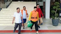 Penyerahan mantan petinggi BNI Cabang Pembantu Bengkalis yang terlibat korupsi kredit usaha rakyat dari Polda Riau ke Jaksa Penuntut Umum. (Liputan6.com/M Syukur)