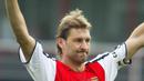 1. Tony Adams - Legenda Arsenal yang bersahabat dengan alkohol dan jeruji penjara. Hal tersebut ia lakukan karena melakukan banyak tindakan kriminal. (AFP/Adrian Dennis)