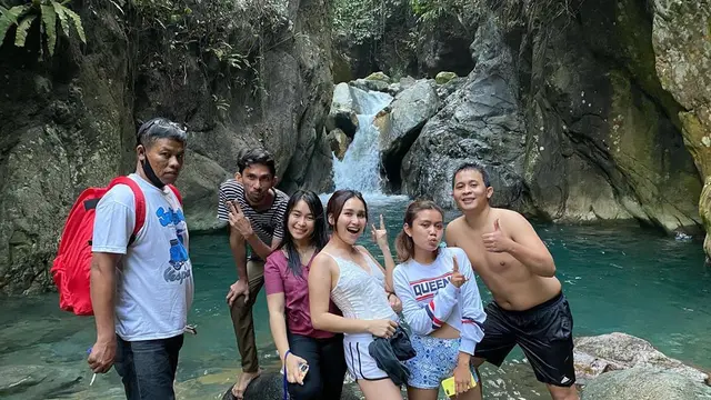 6 Momen Ayu Ting Ting Liburan di Alam, Seru Berendam di Air