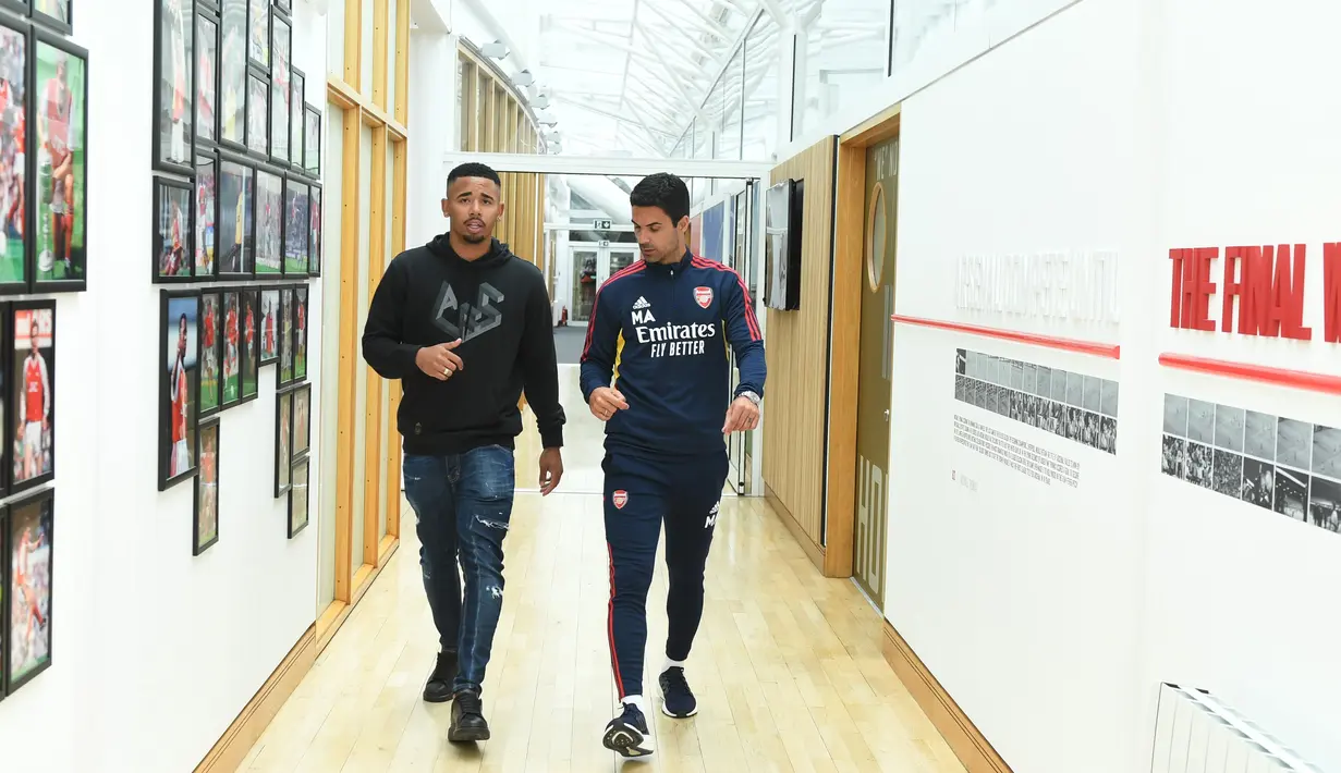 <p>Gabriel Jesus sudah sejak lama dipantau oleh Mikel Arteta secara langsung. Sebelumnya, mereka juga pernah bekerja sama dengan tim yang sama, tepatnya ketika masih sama-sama di Man City, di mana Mikel Arteta dulu menjadi asisten pelatih di sana. (Foto: Twitter/Arsenal)</p>