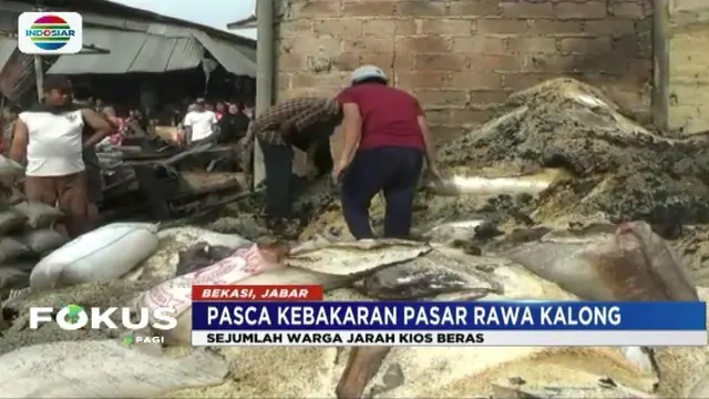 Pasar Rawa Kalong Bekasi kebakaran, warga malah menjarah beras yang tersisa di salah satu kios pasar tersebut.