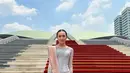 Tampilan elegan Beby Tsabina didukung dengan kebaya brukat silver rancangan Wiranti Kurnia [@wirantikurniabride]