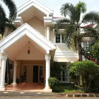 Rumah Amanda Rawles yang terletak di daerah Ciputat, Tangerang Selatan ini menganut gaya minimalis namun lebih ke arah klasik. (Deki Prayoga/Bintang.com)