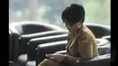Lurah, Susan Jasmine Zulkifli, duduk menunggu panggilan di lobi Gedung Komisi Pemberantasan Korupsi (KPK), Jakarta, Selasa (27/1/2015).  Kedatangan Lurah Susan untuk mengisi sebuah acara di Radio Kanal KPK. (Liputan6.com/Herman Zakharia)