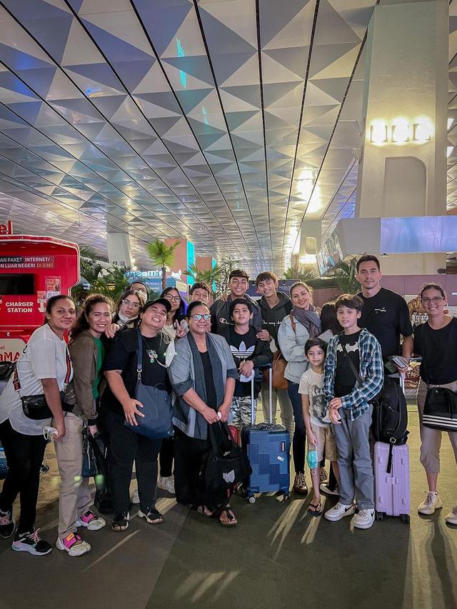 7 Momen Darius Sinathrya dan Donna Agnesia Antar Kedua Putranya Sekolah Sepak Bola