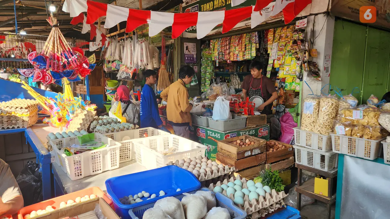 Pedagang sedang melayani pelanggan di Pasar Tradisional Jatingaleh Semarang