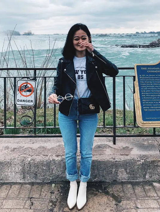 Di sela kesibukannya, Gisela Cindy beberapa kali mengunggah momen serunya saat menikmati liburan. Salah satunya ialah saat mengunjungi air terjun terkenal di dunia, yaitu Air Terjun Niagara. Tampil stylish, penampilan Gisela Cindy terlihat makin dewasa. (Sumber: Instagram/giselacindy12)