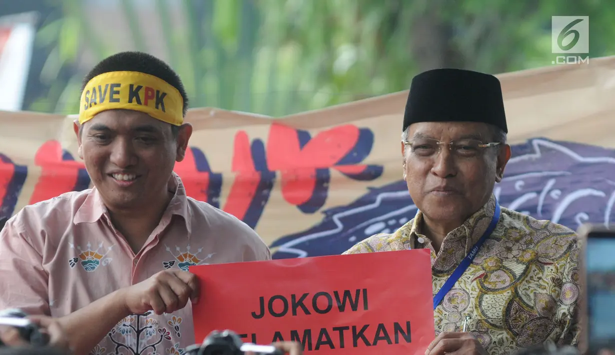 Ketum PBNU KH Said Aqil Siradj dan Ketua Wadah Pegawai KPK Yudi Purnomo Harahap saat pidato aksi dukung capim KPK bersih di Gedung KPK, Jumat (30/08/2019). Said Aqil Siradj memberikan dukungan kepada lembaga antirasuah yang dinilai jujur dan berkeadilan. (merdeka.com/Dwi Narwoko)