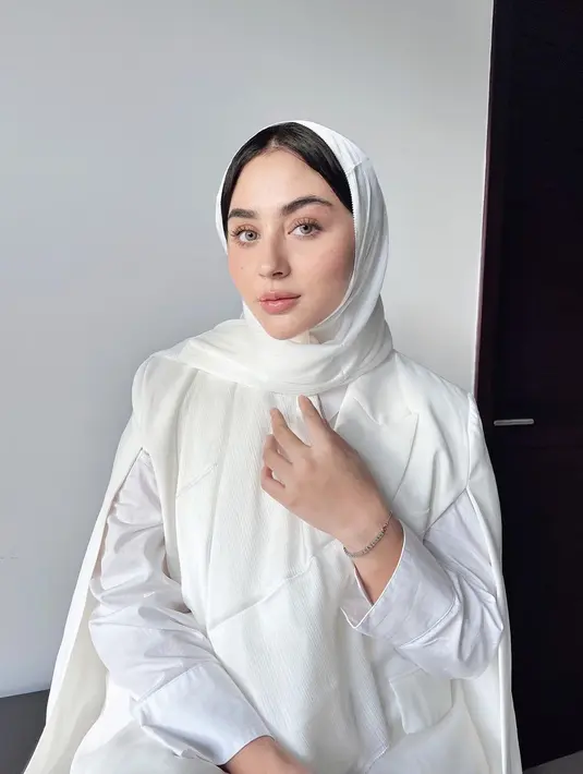 Kecantikan dari Margin Wieheerm memang rasanya tak lekang oleh waktu. Di sini, Margin tampil dengan outfit serba putih yang memesona, dipadu hijab, memamerkan paras Pakistannya yang luar biasa cantik. [Foto: Instagram/marginw]