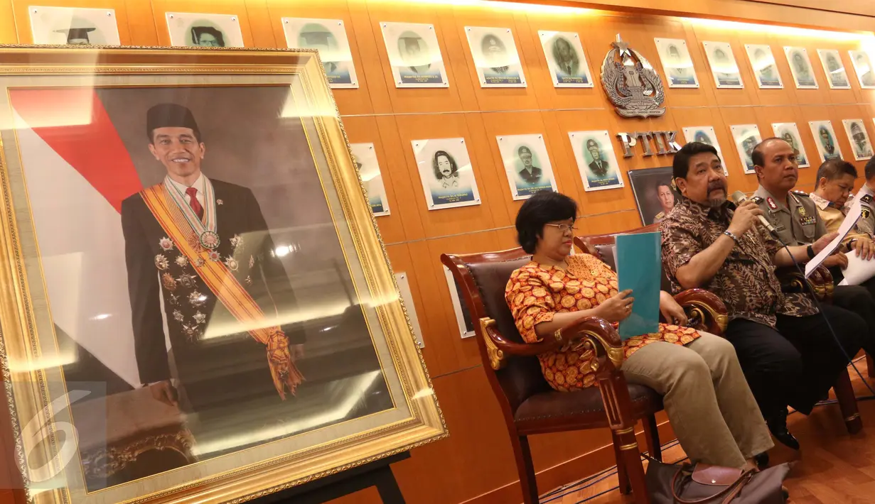 Anggota Tim Pencari Fakta Gabungan (TPFG) Hendardi (kedua kiri) ketika memberi keterangan terkait cerita gembong narkoba Freddy Budiman pada Koordinator KontraS Haris Azhar di Jakarta, Kamis (15/9). (Liputan6.com/Helmi Afandi)