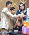 Fairuz R Rafiq menyiapkan kejutan mewah dan meriah untuk sang suami yang berulang tahun ke-37. Berikut beberapa potret ulang tahun yang mengusung tema Bollywood Night yang dihadiri banyak teman selebriti. [Youtube/SonFai Family]