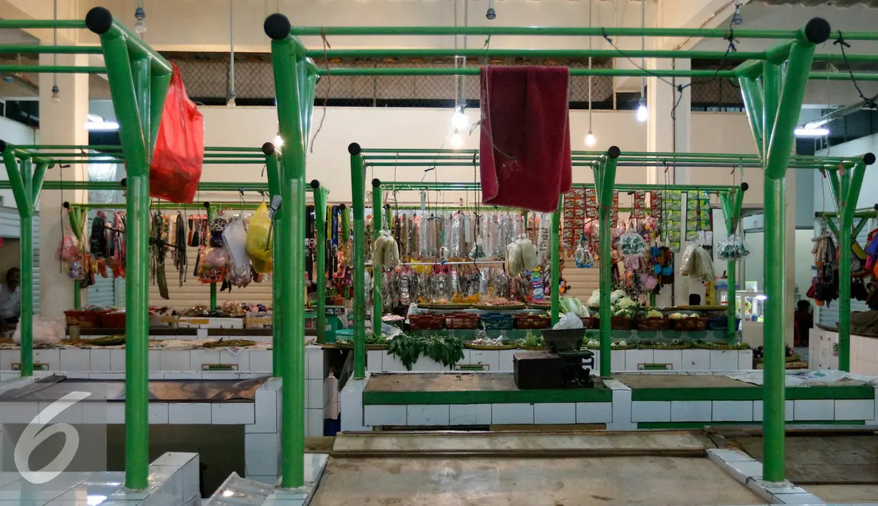 Tampak sejumlah dagangan di Pasar Manggis yang terlihat sepi, Jakarta, Senin (9/11). Pasar Manggis dinilai sudah menerapkan berbagai standar dari gedung hingga pemasangan seluruh sarana gedung lainnya. (Liputan6.com/Yoppy Renato)