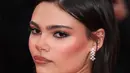 Aktris Amerika Ariana Greenblatt tampil memukau dengan sepasang anting bertahtakan berlian, dua cincin berlian eternity, dan cincin solitaire yang menampilkan zamrud berbentuk oval 3,15 karat dan bertahtakan berlian brilliant, semuanya bertahtakan emas putih 18 karat, semuanya dari Koleksi Haute Joaillerie. [Chopard]