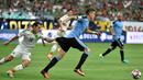 Pemain Meksiko, Andres Guardado, menarik celana pemain Uruguay, Jose Maria Gimenez, pada laga Grup C Copa Amerika. Pada laga itu wasit memberikan kartu merah kepada pemain Meksiko dan juga Uruguay. (AFP/Nelson Almeida) 