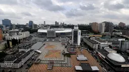 Foto udara memperlihatkan stadion NSC Olimpiyskiy yang akan menjadi tuan rumah final Liga Champions 2018 antara Real Madrid vs Liverpool, di Kiev, Senin (14/5). Ini adalah kali pertama Ukraina menjadi tuan rumah final Liga Champions. (AFP/Sergei SUPINSKY)