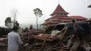 Dalam keterangan resminya, Selasa (14/5/2024), Kepala Badan Nasional Penanggulangan Bencana (BNBP) Letnan Jenderal TNI Suharyanto menyebutkan jumlah korban jiwa yang meninggal dunia akibat bencana tersebut bertambah dan menjadi 50 orang. (AP Photo/ Fachri Hamzah)