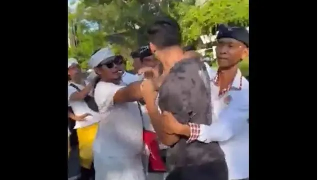 Turis Asing Ribut dengan Pecalang Usai Ganggu Upacara Adat Sambut Nyepi di Bali