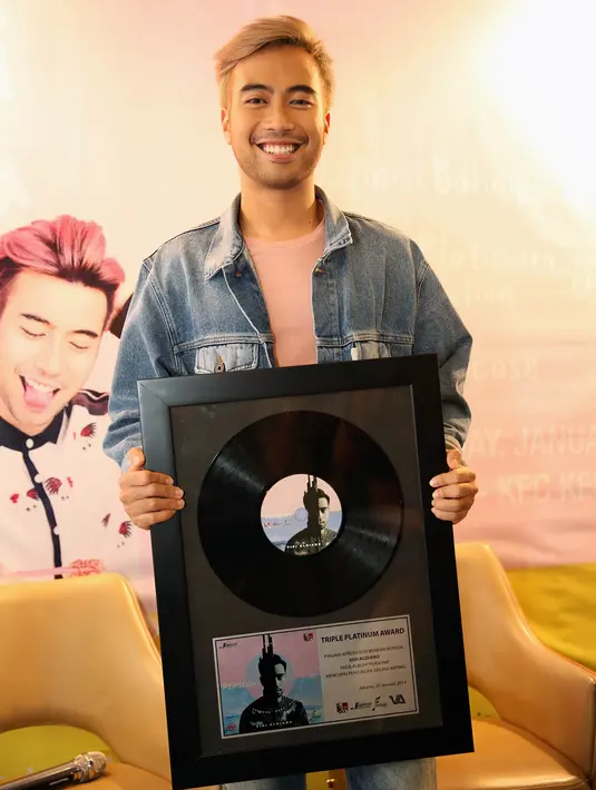 Baru kali ini penyanyi 26 tahun itu mendapatkan  penghargaan triple platinum. Layaknya mimpi lantaran banyaknya toko kaset yang tutup dan maraknya pembajakan. (Bambang E. Ros/Bintang.com)