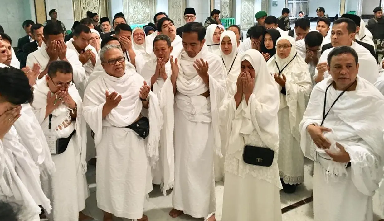 Presiden Joko Widodo didampingi Ibu Iriana Jokowi menunaikan ibadah umrah di Mekkah, Arab Saudi, Senin (15/4). Jokowi yang berangkat umrah usai melakukan debat terakhir dalam Pilpres 2019 itu berkesempatan masuk ke dalam Kakbah. (Liputan6.com/Pool/Biro Pers Setpres)
