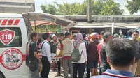 Petugas dari RSUD Syamrabu saat akan mengevakuasi guru PNS yang jadi korban kecelakaan di Kota Bangkalan, Jawa Timur.