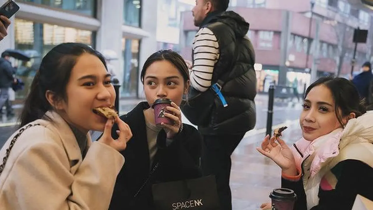 Tas kembar pink Azizah Salsha dan Nagita Slavina