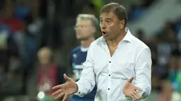 Pelatih Israel, Elisha Levy memberikan instruksi kepada anak asuhnya saat melawan Italia pada Kualifikasi Piala Dunia 2018 di Stadion Sammy Ofer, Haifa, Selasa (6/9/2016) dini hari WIB. (AFP/Jack Guez)